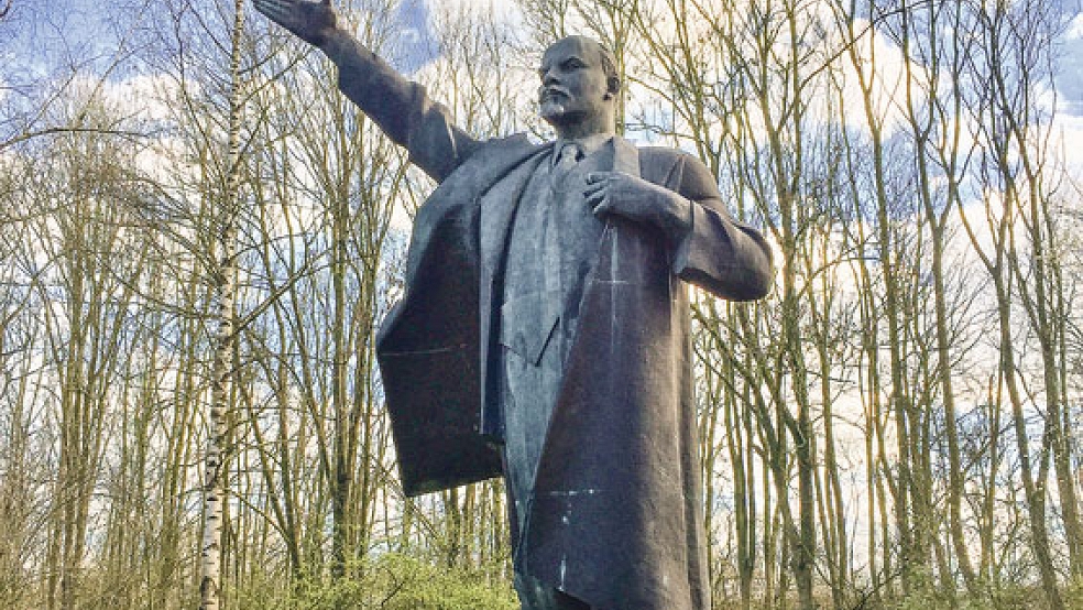 Die fast zehn Meter hohe Lenin-Statue muss weg aus dem Fontana-Park in Bad Nieuweschans. © Foto: Kuper
