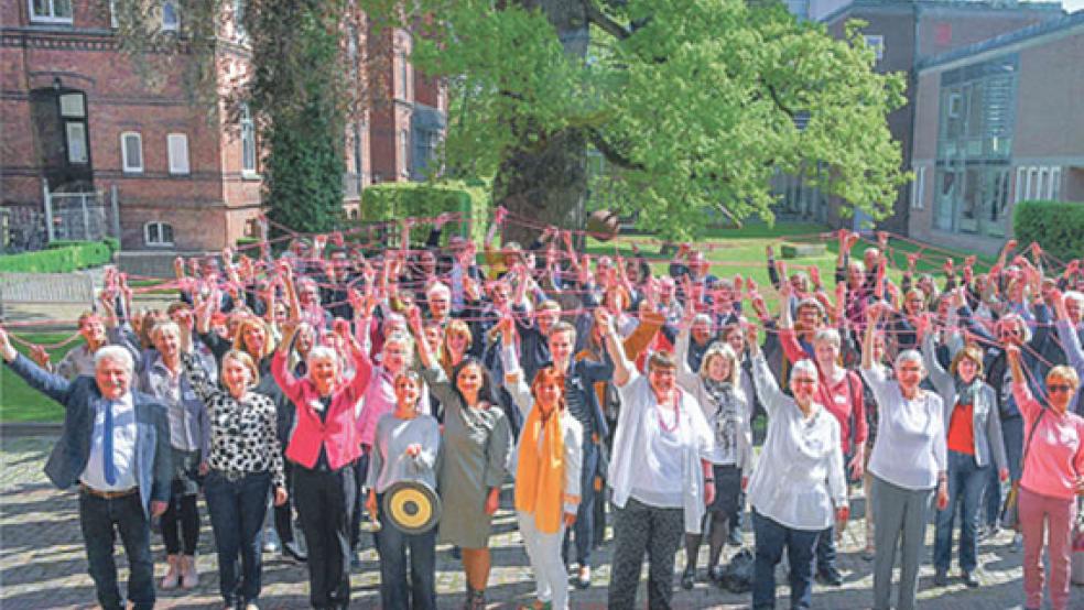 Netzwerke knüpfen: Symbolisch taten dies die Teilnehmenden einer Auftaktveranstaltung zu »FrauenLeben in Ostfriesland«. © Foto: Former/Landschaft