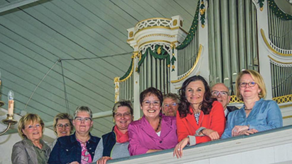 Als Mitglied im Haushaltsausschuss des Deutschen Bundestages betreut Patricia Lips (Dritte von rechts vorne) für die CDU/CDU-Fraktion den Kultur-Etat. Auf Einladung von Gitta Connemann (rechts neben ihr) besichtigte die Abgeordnete aus dem Kreis Offenbach jetzt die Kirche in Landschaftspolder. © Foto: CDU