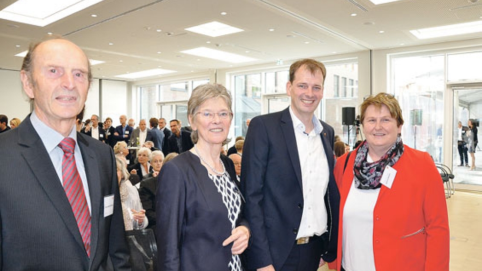 Bernd Hillbrands freute sich auch über die Anwesenheit seiner Eltern Hans Ludwig und Wilma sowie der SPD-Landtagsabgeordneten Hanne Modder aus Bunde. © Foto: Boelmann