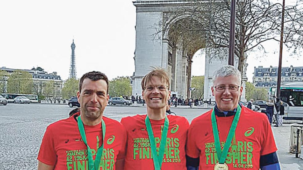 Jan Klaaßen und Andre Klaaßen und Frank Danek (von links) starteten mit 50.000 anderen Läufern zum Marathon im Schatten des »Arc de Triomphe de l’Étoile« in Paris. © 
