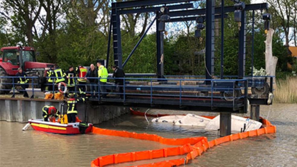 An der Slipanlage der Ems Marina in Bingum ist ein Sportboot gesunken. Die Besitzer alarmierten die Feuerwehr, die eine Ölsperre legte, damit auslaufende Kraftstoffe nicht in die Ems fließen können. © Foto: Lars Schulte