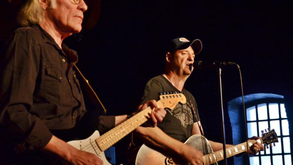 Klaus »Major« Heuser (links) mit Sänger und Gitarrist Thomas Heinen überzeugten mit zweistimmigen Gesang. © Foto: Ammermann