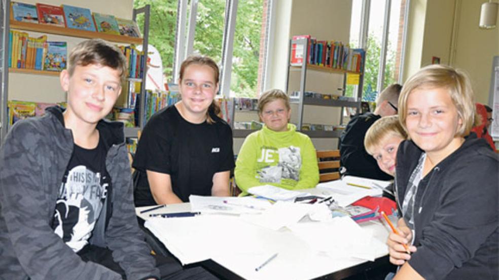 Auch Schüler der Oberschule Weener nahmen im Juni vergangenen Jahres in der Weeneraner Stadtbücherei an der Eröffnung des »Julius-Club« teil. © Archivfoto: Boelmann