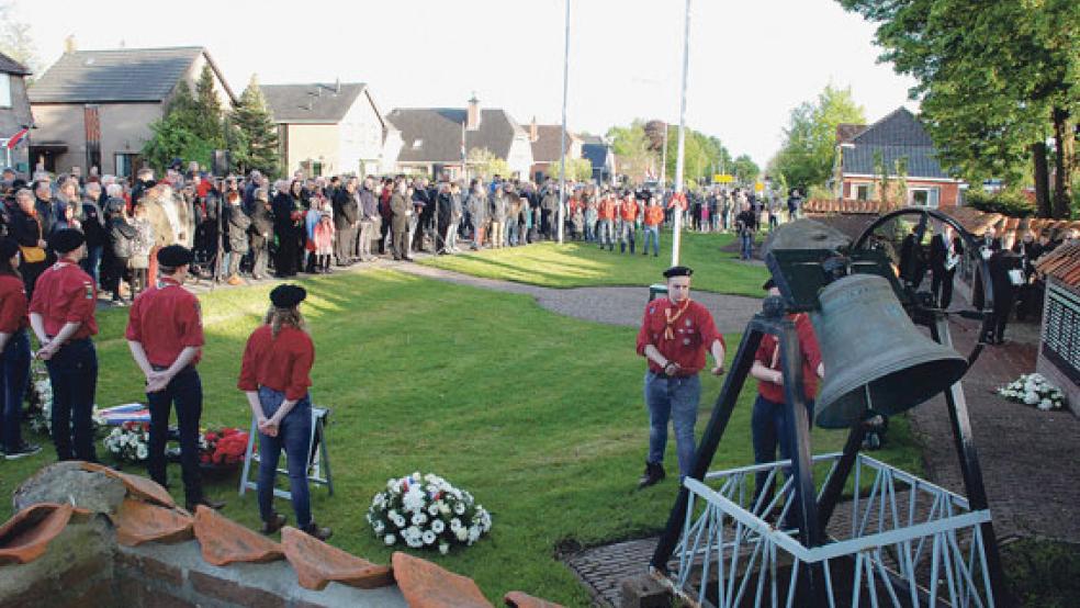 Am Ehrenmal für gefallene kanadische Soldaten am Zuiderveen in Winschoten legten die Ersten stellvertretenden Bürgermeister von Weener, Helmut Geuken, und Papenburg, Heiner Butke, nach einer zweiminütigen Stille Blumen nieder.  © Fotos: Kuper