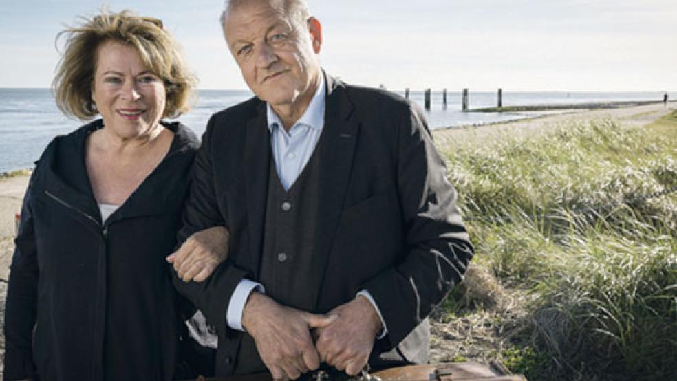 In der Folge »Morderney« ermittelte der Münsteraner Privatdetektiv Georg Wilsberg (Leonard Lansink, im Bild mit Rita Russek als Kommissarin Anna Springer) im Januar 2018 auf der Insel Norderney und stieß dabei auf Hobby-Pathologin Insa Scherzinger (Theresa Underberg) und Kommissar Jan »Brocki« Brockhorst (Felix Vörtler) aus der Krimireihe »Friesland«. Bei Dreharbeiten im kommenden Sommer gibt es ein Wiedersehen. © Foto: ZDF (Thomas Kost)