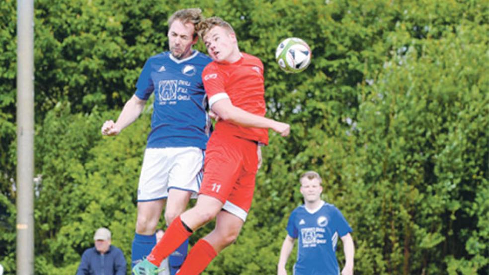 Viel spielte sich im Mittelfeld ab. Bundes Luca Hauwen (in Rot) musste einige Zweikämpfe führen. © Foto: Bruins