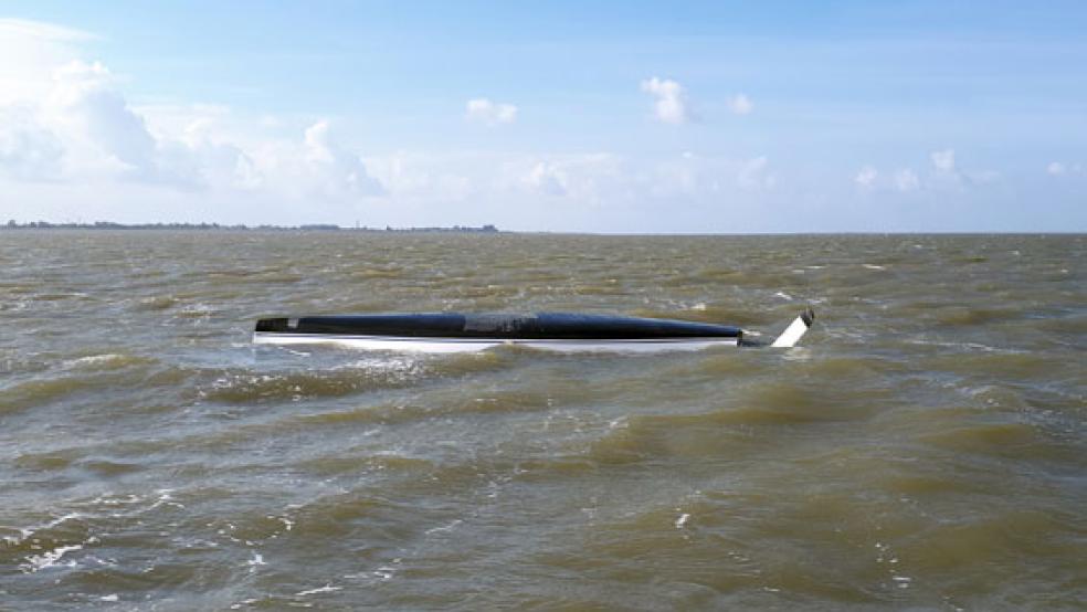Vom kieloben treibenden Rumpf dieser gekenterten Segelyacht rettete die Besatzung des Seenotrettungskreuzers »Bernhard Gruben« drei Segler. Einer weiteren Seglerin hingegen konnten die Seenotretter nicht mehr helfen. © Foto: DGzRS
