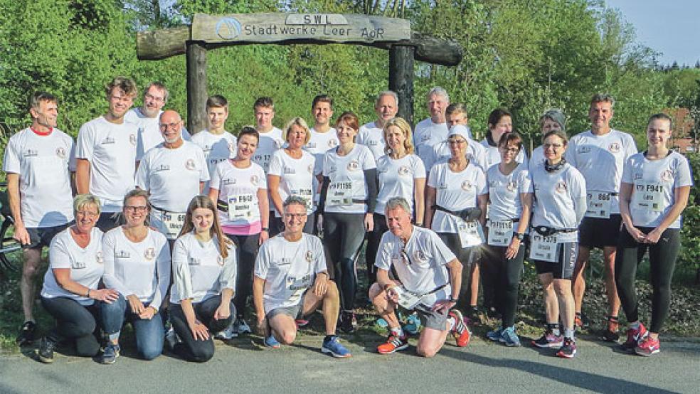 Laufen für Integration: 40 Sportler stattete Wiebke Wehr (Zweite von links) von der Sportjugend Ostfriesland in Logabirum mit T-Shirts aus.  © Foto: Sportjugend