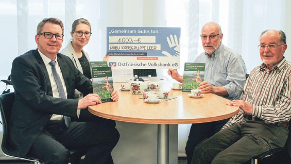 Vorstandsmitglied Joachim Fecht (von links) und Andrea Wilken (Stiftung Ostfriesische Volksbank) übergaben den symbolischen Scheck an Ihno Völker (Vorsitzender der NABU Kreisgruppe Leer) und Dr. Klaus Gerdes (Autor). © Foto: OVB Leer