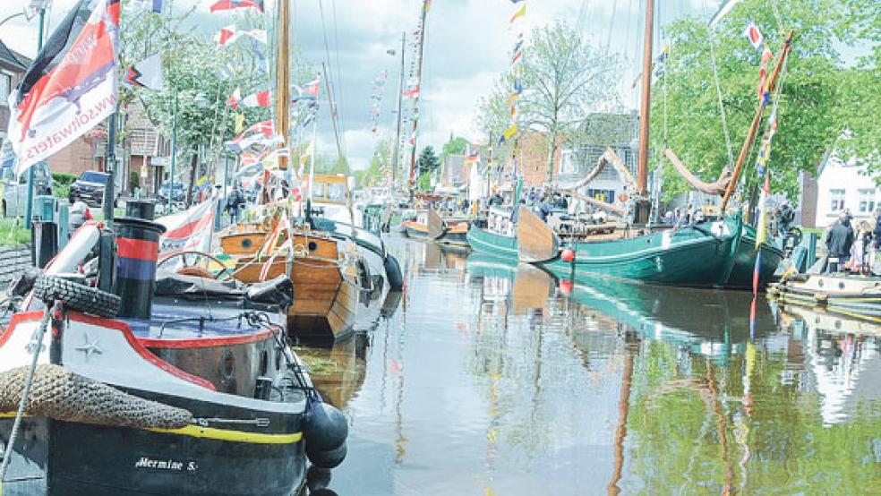 18 Traditionsschiffe waren ans Rhauderfehntjer Untenende gekommen und sorgten für eine bunte Kulisse für die Feierlichkeiten.  © Fotos: Wolters