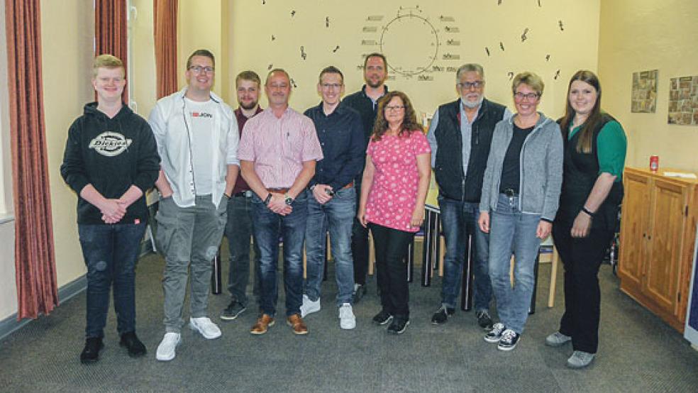 Der neue Vorstand des TMV mit dem bisherigen Vorsitzenden Jan Kuiper. Von links Lukas Freerks, Marcel Müller, Lars de Buhr, Ingo Schmidt, Dennis Janssen, Jan Kuiper, Jannette de Boer, Heinz-Werner Post, Heidi Giese und Sonja de Buhr. © Foto: privat