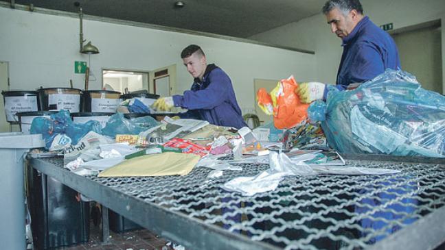 Papier-Prüfung vor dem Tonnen-Test