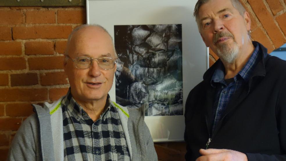 Michael Schildmann und Manfred Willms (rechts) stellen ab Sonntag gemeinsam ihre Fotografien und Kunstwerke im Gewölbekeller an der Ledastraße in Leer aus. © Foto: privat