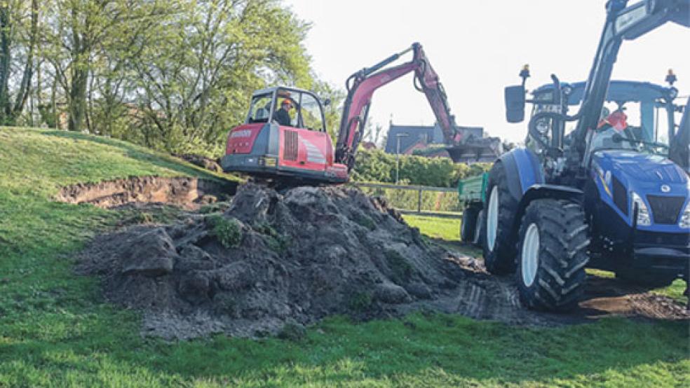 Bagger am Rodelberg in Bunde. Elisabeth Popken hat die »Plattmach-Aktion« mit diesem Foto dokumentiert.  © Foto: privat