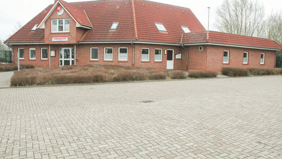 Im rechten Gebäudeteil des Sportzentrums in Jemgum sollen die Räume für die Krippengruppe entstehen.  © Archivfoto: Szyska