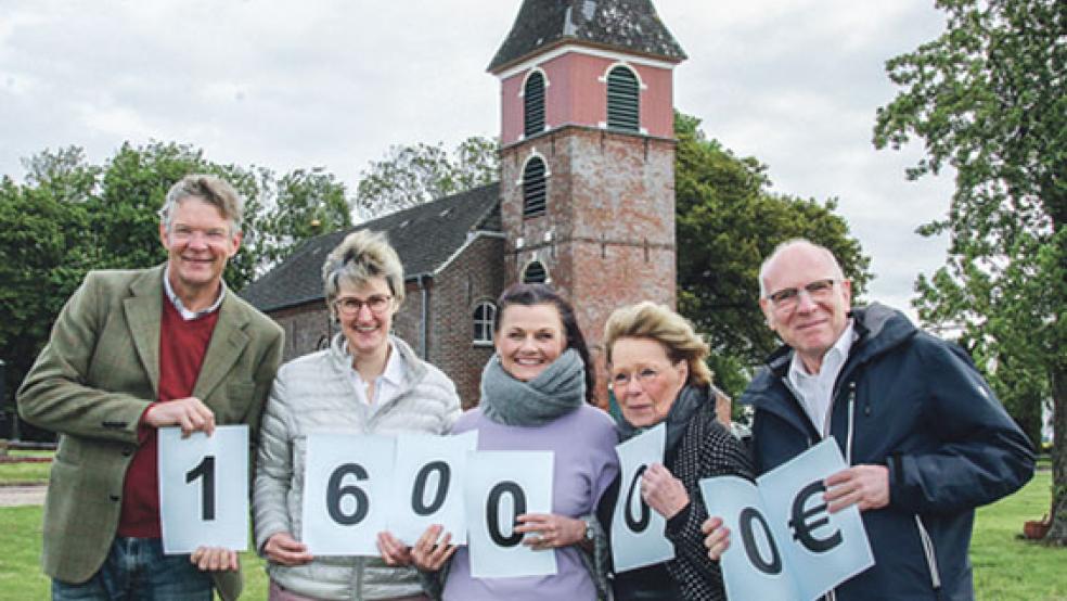 Große Freude auf dem Polder: Gitta Connemann (Mitte) konnte dem Kirchenrat mit (von links) Focko de Boer und Annegret Steenblock sowie der Vorsitzenden Evi Neelen (Zweite von rechts) und Pastor Michael Groothues (rechts) jetzt mitteilen, dass die Sanierung der reformierten Kirche mit 160.000 Euro vom Bund gefördert wird. © Foto: Büro Connemann