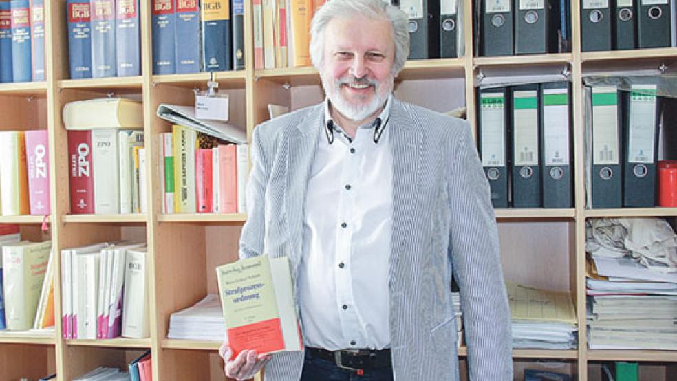 Heinz Dieter Mündel hat seine Robe abgelegt. Der Vorsitzende Richter am Landgericht Aurich ist zum 1. Mai in den Ruhestand gegangen. An Beschäftigung wird es ihm aber nicht mangeln. © Foto: Ricken