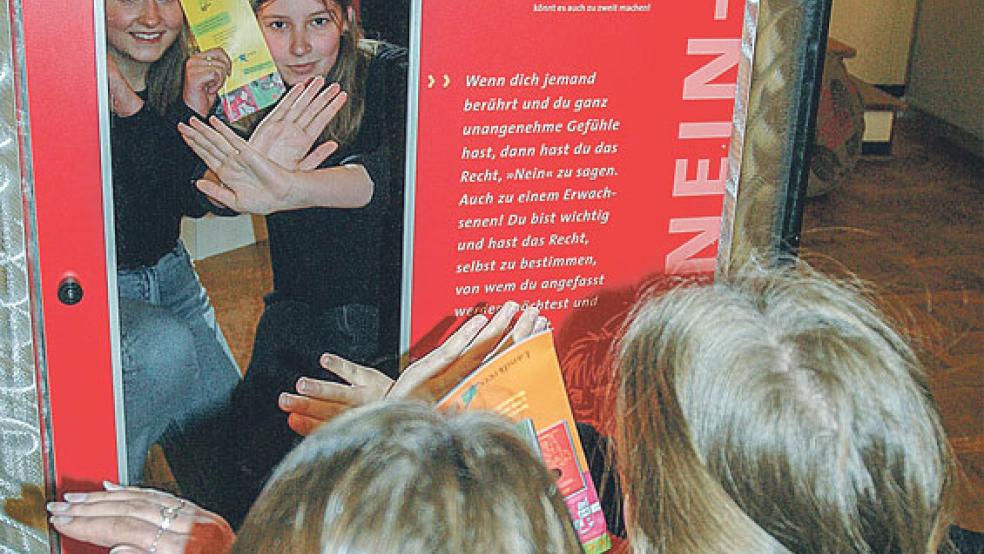 Pia Zeiher vom »Petze«-Institut stellte die Ausstellung »Echt Klasse!« in Bunde vor (oben rechts), die bereits im Jahr 2014 in Bunde zu sehen war. Im Anschluss erkundeten die Gäste selbst die sechs interaktiven Stationen.  © Foto: Muising