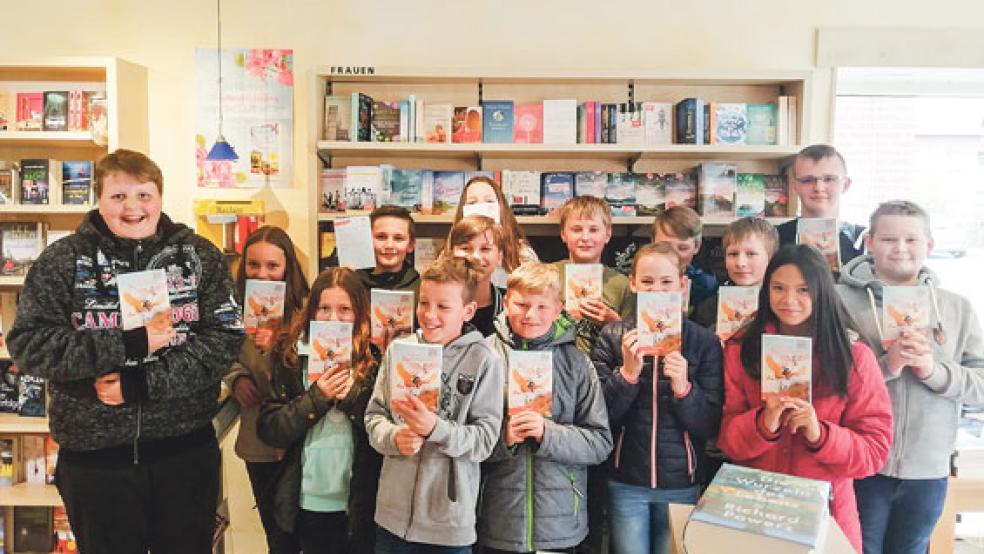 Die Klasse 6c der Oberschule Weener holte sich in der Buchhandlung Klinkenborg ihr Buchgeschenk ab. © Foto: Oberschule