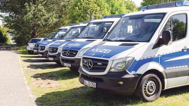 Polizeikräfte durchsuchen drei Betriebe