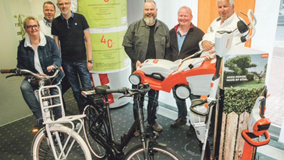 In der Filiale der Sparkasse am Kirchring in Bunde präsentiert der Gewerbeverein die Preise der Verlosung (die Fahrräder ähneln den Ausstellungsstücken). Im Bild von links: Birgit Lübbermann-Gabriel, Jochen Lübbermann, Ralf Theile, Rainer Veenhuis, Stefan Kröger und Hans-Jürgen Müller. Auf dem Foto fehlt Hero Abbas. © Foto: Szyska