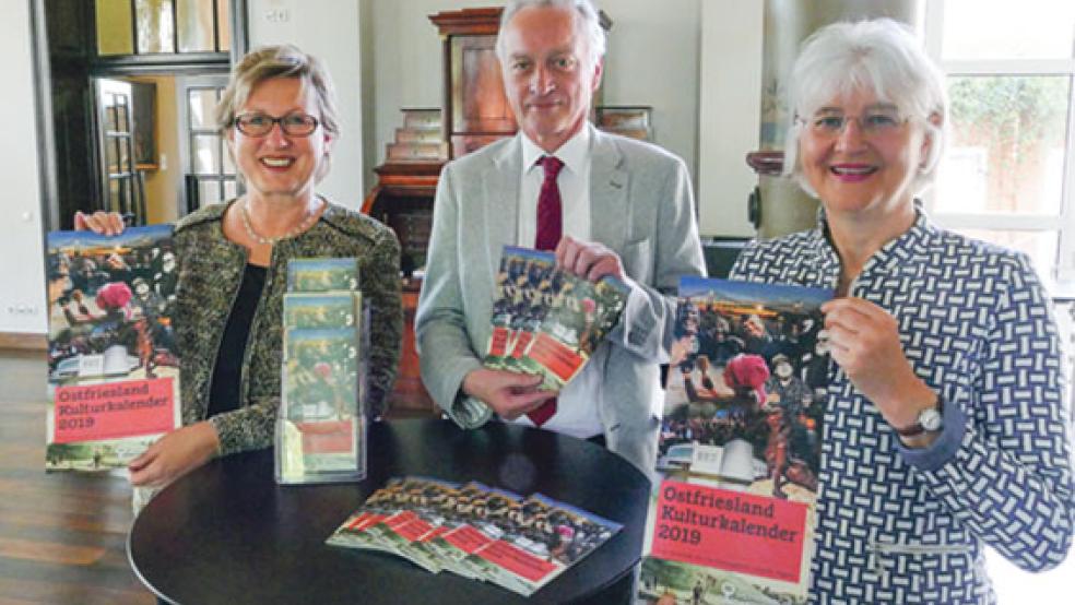 Freuen sich auf viele kulturelle Höhepunkte: Landschaftsdirektor Dr. Rolf Bärenfänger und die Leiterin der Kulturagentur Katrin Rodrian (rechts) sowie die Pressesprecherin der Ostfriesischen Landschaftlichen Brandkasse Signe Foetzki. © Foto: Jürgens