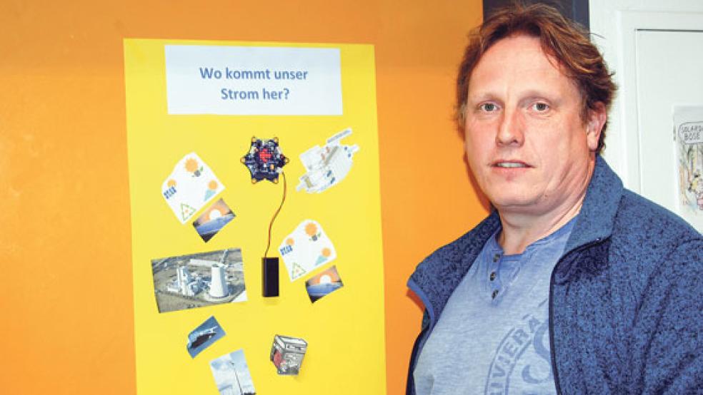 Unscheinbar hängt er an der Tür, dabei handelt es sich beim »Calliope Mini« um einen durchaus leistungsfähigen Einplatinen-Computer. Uwe Cordes kennt die technischen Details und die Erweiterungsmöglichkeiten von »Calliope«. © Foto: Hoegen