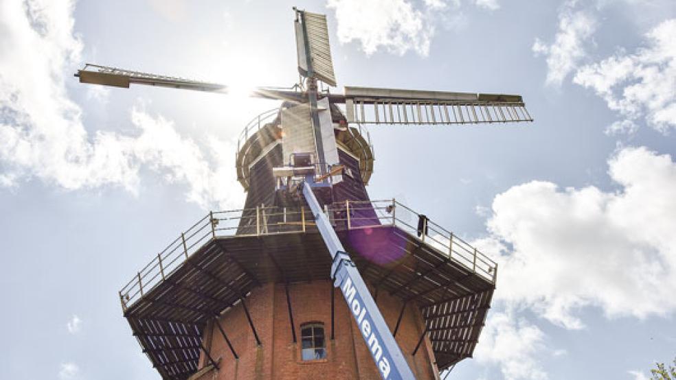 Gestern haben die Mitarbeiter der Firma Molema mit den Arbeiten an der Bunder Windmühle begonnen. © Foto: Muising