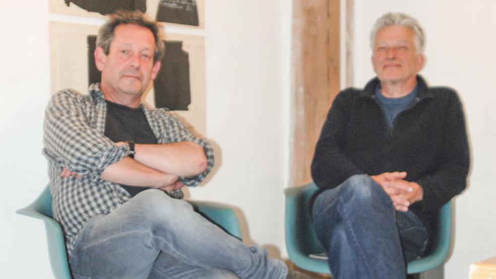 Klaus Zwick und Ulrich Schnelle (rechts) haben mitten in der Kulisse ihrer Ausstellung Platz genommen. © Foto: Hoegen
