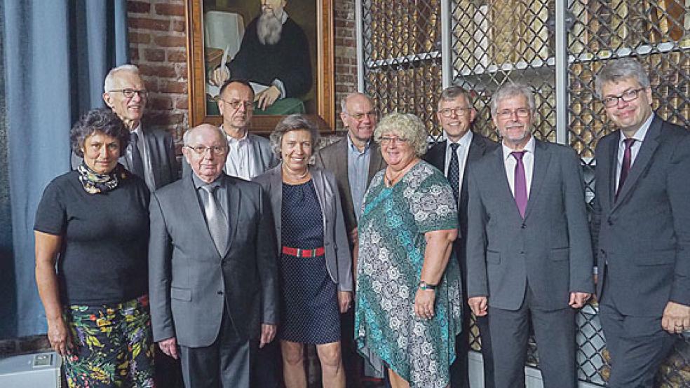 Das Moderamen der Gesamtsynode: Ulrike Gschwendtner-Kamper (Mackenrode bei Göttingen), Präses Norbert Nordholt (Schüttorf), Jakobus Baumann (Stapelmoor), Friedhelm Stemberg (Pastor in Neuenkirchen bei Bremen), Inge Hasebrock (Bad Bentheim), Hans Peltner (Göttingen), Reinhild Gedenk (Pastorin in Emden), Reiner Rohloff (Pastor und Studienleiter Kloster Frenswegen, Nordhorn), Kirchenpräsident Martin Heimbucher und Vizepräsident Helge Johr. © Foto: Reformierte Kirche