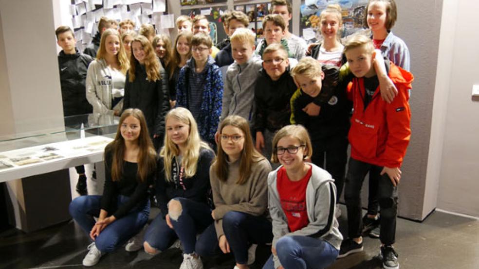 Mit Collagen ergänzen diese Schüler die aktuelle Sonderausstellung. © Foto: Dieter Weber