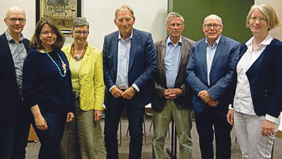 Dem neuen Vorstand der Gesellschaft für Christlich-Jüdische Zusammenarbeit Ostfriesland (GCJZ) gehören an (von links): Bruno Schachner, Uwe Wiarda, Claudia Lax, Frauke Maschmeyer-Pühl, Wolfgang Kellner, Hermann Schröder, Erich Ulferts und Maike Böttcher. Auf dem Bild fehlt Alie Noorlag. © Foto: GCJZ
