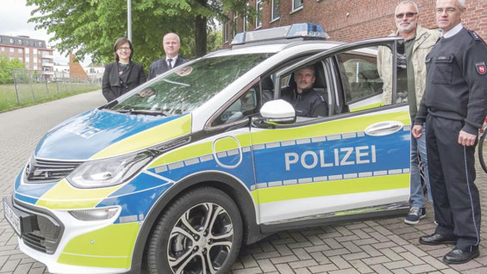 Warfen einen Blick auf den Neuzugang der Leeraner Polizeiflotte (von links): Maren Liening-Ewert, Polizei-Chef Johannes Lind, Ernst Queder (Kontaktbeamter), Jörg Bruns und Horst Dübbel (Kontaktbeamter). © Fotos: Muising
