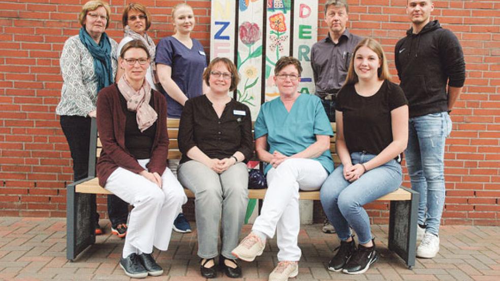 Stellvertretend für das insgesamt 85-köpfige Team des Altenzentrums Rheiderland in Weener werben (stehend von links) Monika Meinders, Bettina Donker, Tomke Straat, Andreas Cramer und Heiko Reinders sowie (sitzend von links) Astrid Kroes, Monja Willms, Frieda Broek und Celia Bekker für mehr Anerkennung der Pflegenden. © Fotos: Szyska