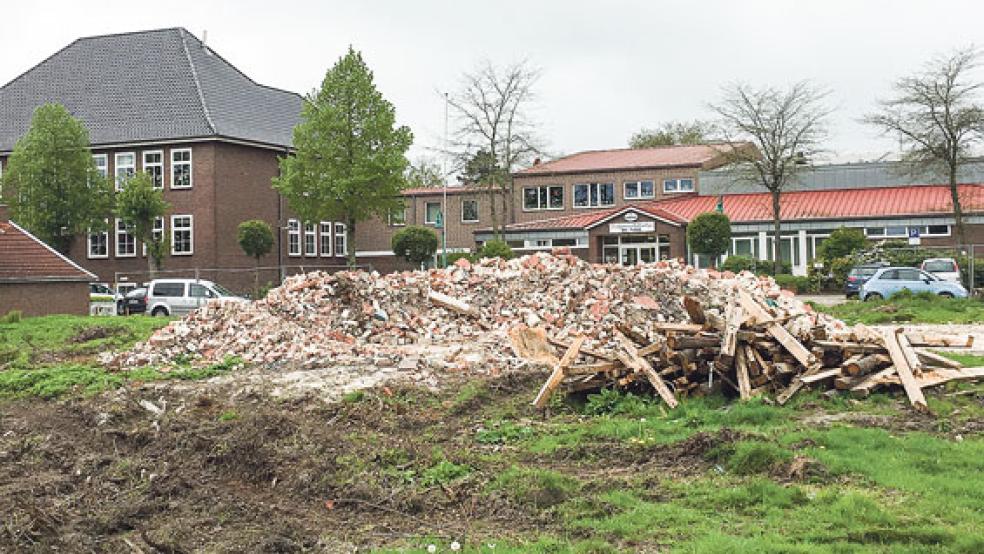 Mit dem Abriss eines leerstehenden Wohnhauses wurde Platz für das Familienzentrum geschaffen, das direkt gegenüber der Grundschule und der Dorfgemeinschaftsanlage am Kellingwold in Bunde gebaut wird. © Foto: Boelmann