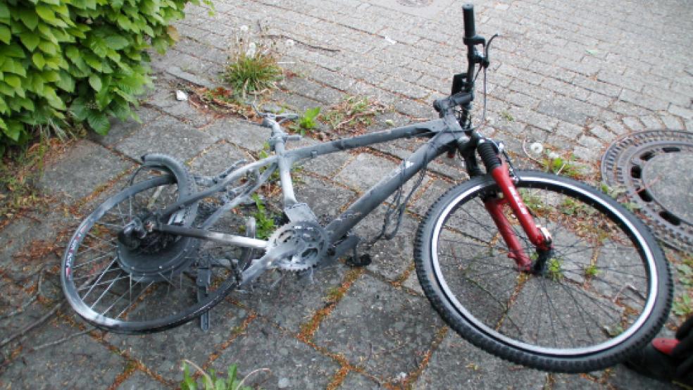 Völlig ausgebrannt war das E-Bike, das aus nicht näher mitgeteilten Umstände heute Morgen in Flammen aufging. © J. Rand/Feuerwehr