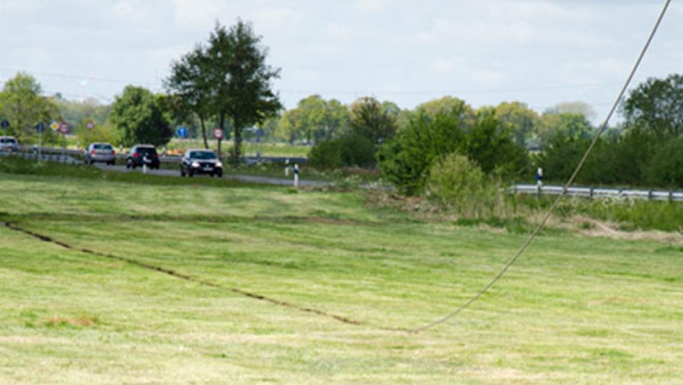 Das abgerissene Kabel hat sich auf einem Feld bei Vellage eingebrannt. © Foto: Hanken