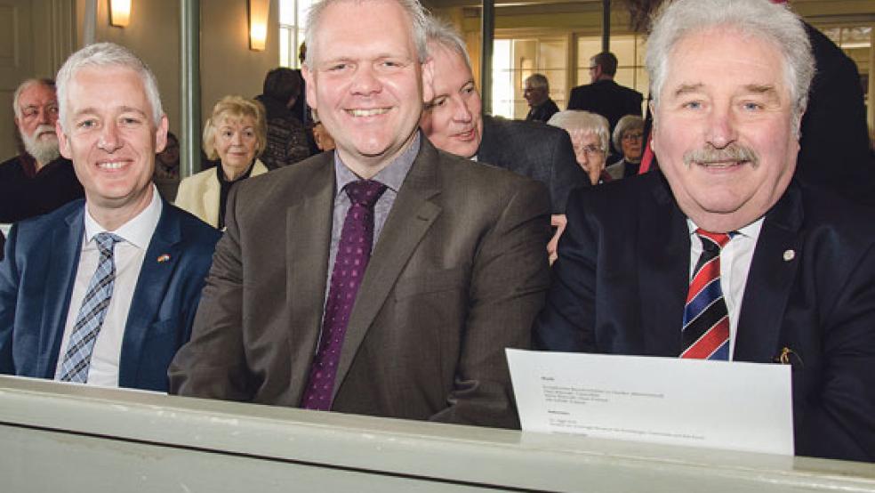Hoher Besuch in der Hoffnungskirche: Minister Björn Thümler (Mitte) mit Landschaftspräsident Rico Mecklenburg (rechts) und Landrat Matthias Groote bei der »Oll Mai«-Veranstaltung in Rhauderfehn. © Foto: Hanken