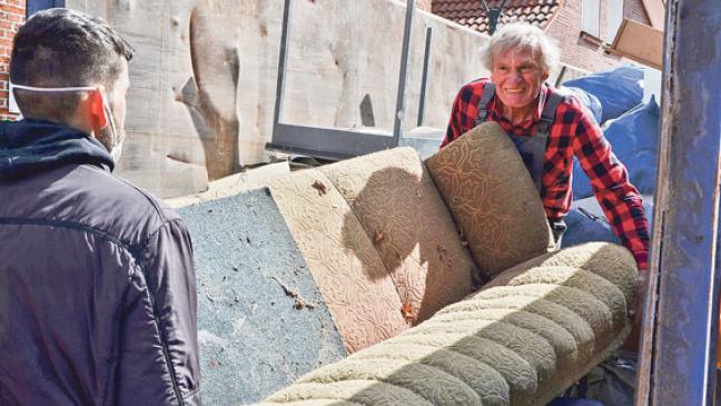 50 Helfer entrümpeln Altes Amtshaus