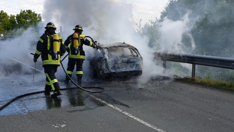 Die Feuerwehr konnte nicht verhindern, dass der Wagen komplett zerstört wurde. © Foto: Smid (Feuerwehr)