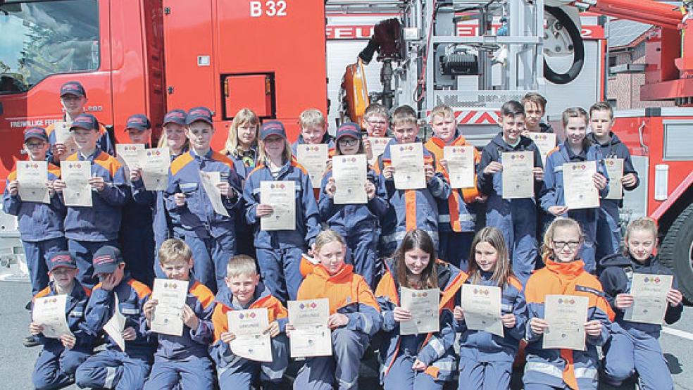 Die »Jugendflamme, Stufe 1«, errangen diese Jugendlichen. © Foto: Feuerwehr/Rand