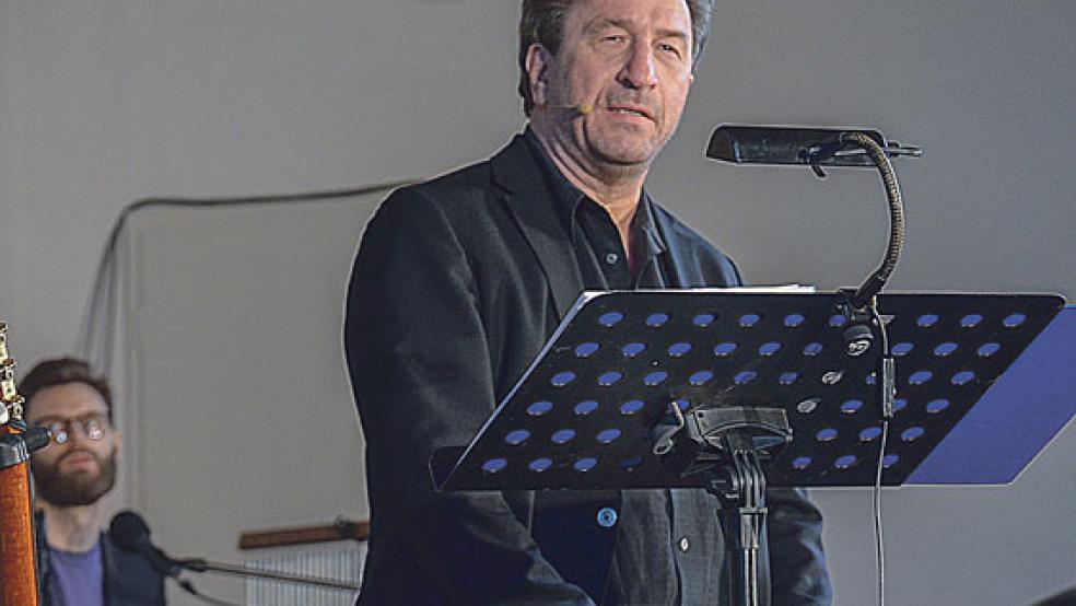 Der charismatische Liedermacher Clemens Bittlinger aus Rimbach im Odenwald sang über Vertrauen und Liebe. © Fotos: Ammermann