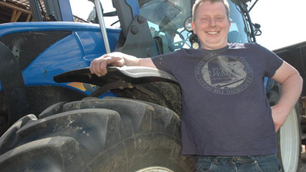 Landwirt Peter Brink aus Vellage war am Sonntag zwei Stunden vor dem Riss der Hochspannungsleitung noch mit seinem Trecker auf dem betroffenen Feld unterwegs. © Fotos: Szyska