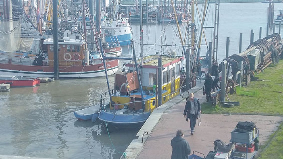 Dreharbeiten in Ditzum: Am Montag war das »Friesland«-Team am Hafen, wie ein RZ-Leser beobachtete. © Foto: privat