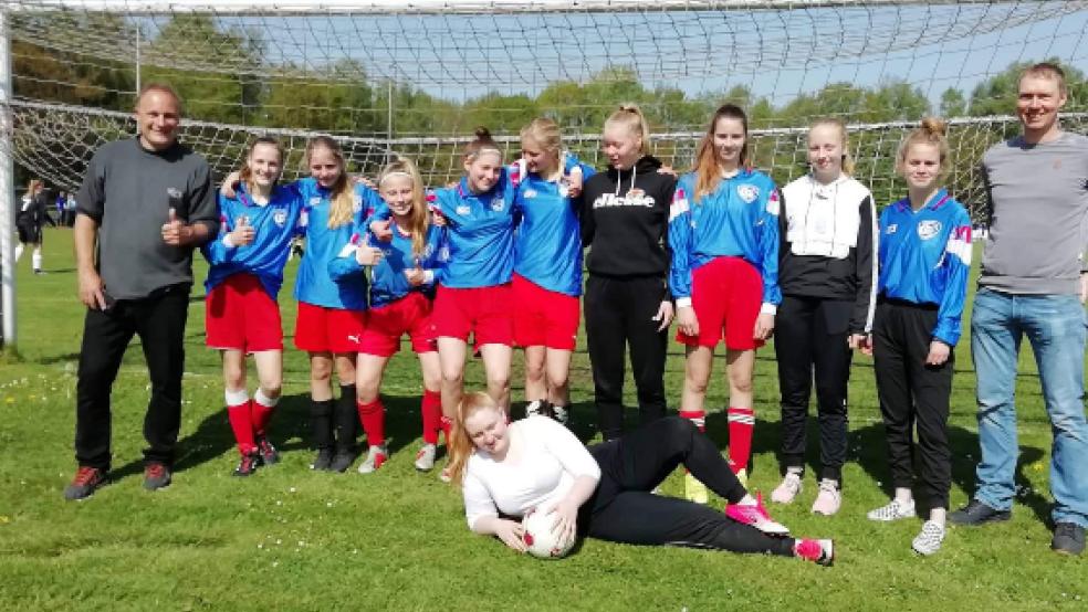 Betreuer Stefan Janßen (links) freute sich mit seinem Lehrerkollegen Sven Koefot und den Spielerinnen (von links) Fenna Borde, Feemke Buss, Jana Frieling, Lissa Ewen, Hilke Schulte, Melina Schulte, Emily Pruin, Sophie Groeneveld, Sterre Boer, und Jette Stark (liegend). © privat