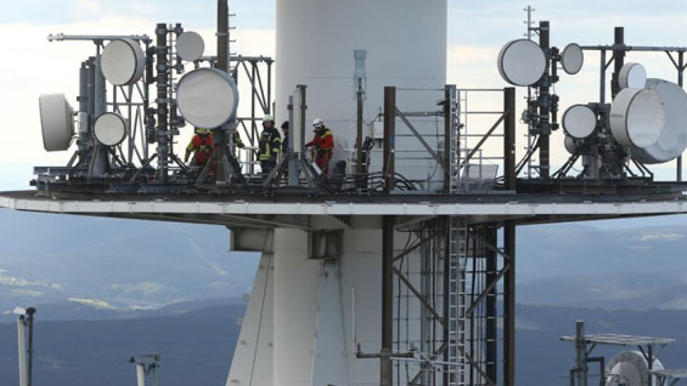 Rettungskräfte bargen den Weeneraner auf dem Sendemast des Brockens im Harz. © Foto: Matthias Bein (dpa)