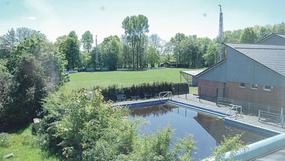 Zwei Jahre lang wurde das Lehrschwimmbecken an der Grundschule in Stapelmoor nicht mehr genutzt. Aus Stabilitätsgründen wurdendie rund 200.000 Liter Wasser im Becken gelassen. © Foto: Hoegen
