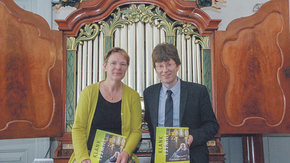 Roeli Broekhuis, »Directeur« der »Erfgoedpartners« aus Groningen, und Winfried Dahlke, Direktor des Organeums in Weener, stellten im Organeum vor der Iben-Kabinett-Orgel aus 1790 das Orgel-Magazin »Klankjuweel 2019« vor. © Fotos: Kuper