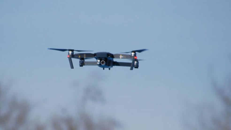 Eine Drohne samt Zubehör hat ein 39-Jähriger in Idafehn gestohlen, der Besitzer konnte ihn später stellen. Im Bild eine Drohne, die bei der Stadt Weener eingesetzt wird. © Foto: Hoegen
